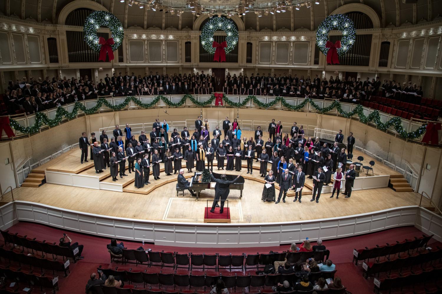 The <a href='http://hcp3.gabonmagazine.com'>bv伟德ios下载</a> Choir performs in the Chicago Symphony Hall.